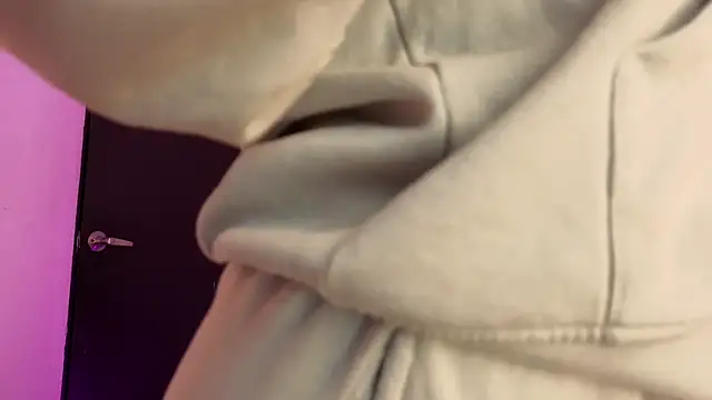 Tiarha online show from November 8, 2025, 4:27 am