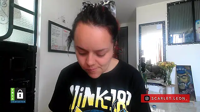 Snapshot of Scarletleon77 chatting on December 19, 2025, 3:36 pm Scarletleon77 online show from December 19, 2025, 3:36 pm