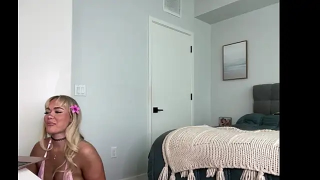 Snapshot of ElenaErickson chatting on May 4, 2026, 8:33 pm ElenaErickson online show from May 4, 2026, 8:33 pm