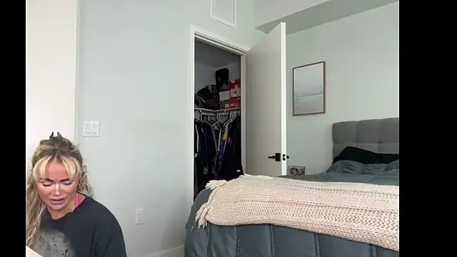 ElenaErickson online show from February 11, 2026, 8:41 pm