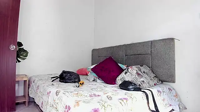 Snapshot of tom_colinn chatting on October 28, 2025, 6:51 pm tom colinn online show from October 28, 2025, 6:51 pm