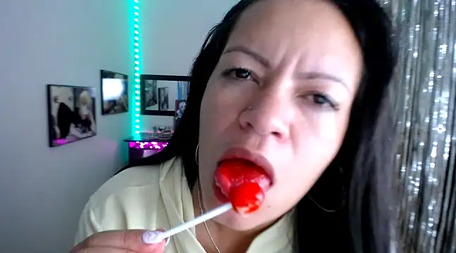 Snapshot of Cristal_w chatting on March 17, 2025, 6:00 pm Cristal w online show from March 17, 2025, 6:00 pm