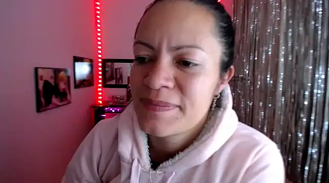 Snapshot of Cristal_w chatting on March 14, 2025, 6:29 pm Cristal w online show from March 14, 2025, 6:29 pm