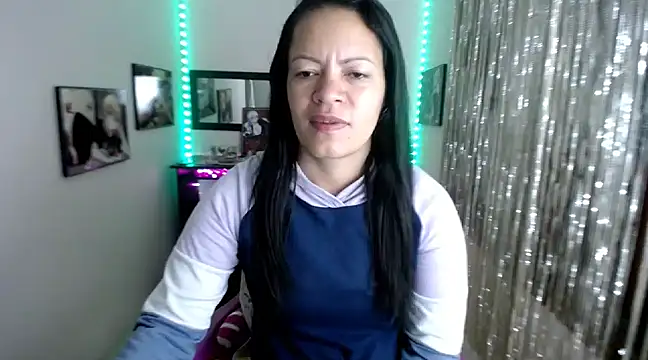 Snapshot of Cristal_w chatting on March 19, 2025, 12:23 pm Cristal w online show from March 19, 2025, 12:23 pm