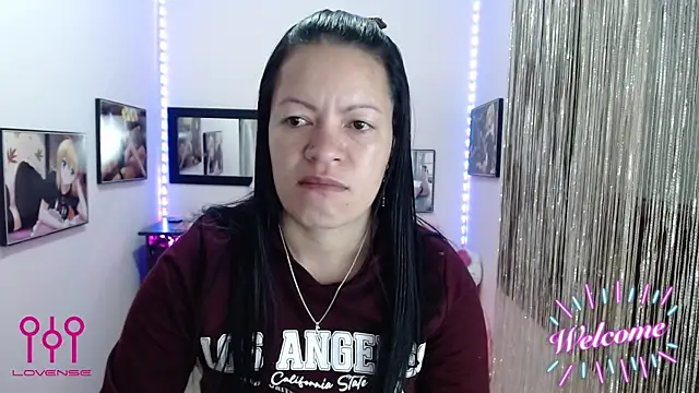 Snapshot of Cristal_w chatting on October 9, 2025, 1:22 pm Cristal w online show from October 9, 2025, 1:22 pm