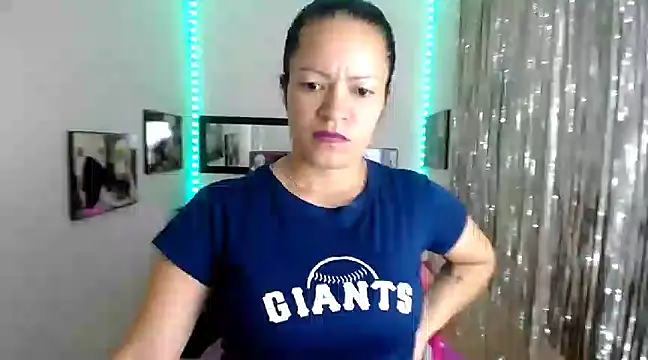 Snapshot of Cristal_w chatting on March 12, 2025, 7:25 pm Cristal w online show from March 12, 2025, 7:25 pm