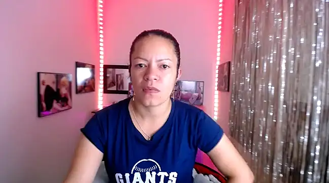Snapshot of Cristal_w chatting on March 12, 2025, 12:26 pm Cristal w online show from March 12, 2025, 12:26 pm