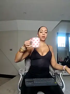 QueenTricks1 online show from December 3, 2025, 8:47 am