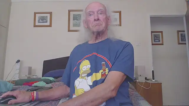 Snapshot of WaverlyKernow chatting on April 21, 2026, 1:07 pm WaverlyKernow online show from April 21, 2026, 1:07 pm