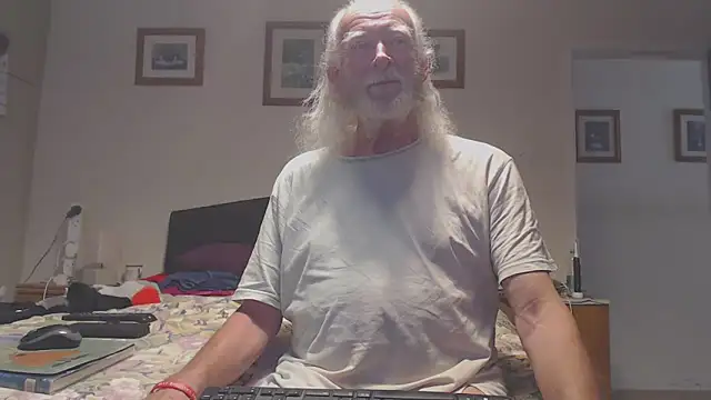 Snapshot of WaverlyKernow chatting on May 24, 2026, 6:46 am WaverlyKernow online show from May 24, 2026, 6:46 am