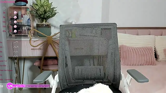 Snapshot of _Joliie_ chatting on February 17, 2025, 5:23 pm Joliie online show from February 17, 2025, 5:23 pm