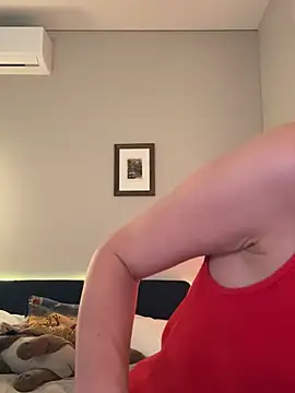 LunaRase online show from April 10, 2026, 5:47 am