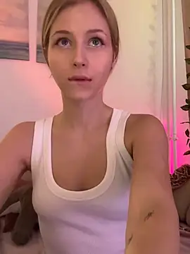 LunaRase online show from September 22, 2025, 10:43 am