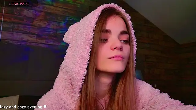 Snapshot of SophieSuvi chatting on December 7, 2024, 11:45 am SophieSuvi online show from December 7, 2024, 11:45 am