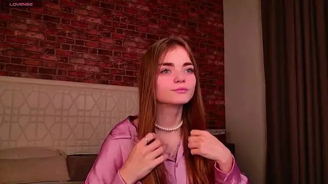 Snapshot of SophieSuvi chatting on December 28, 2024, 1:59 pm SophieSuvi online show from December 28, 2024, 1:59 pm