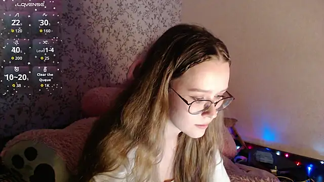 Snapshot of SophieSuvi chatting on October 19, 2025, 6:43 pm SophieSuvi online show from October 19, 2025, 6:43 pm