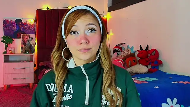 alisson zafiro  online show from October 18, 2025, 3:08 am