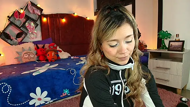 alisson zafiro  online show from March 9, 2025, 6:17 am