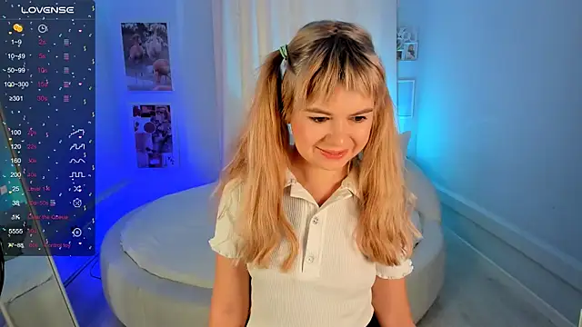 Snapshot of Lil_Amelie chatting on April 18, 2026, 8:16 am Lil Amelie online show from April 18, 2026, 8:16 am