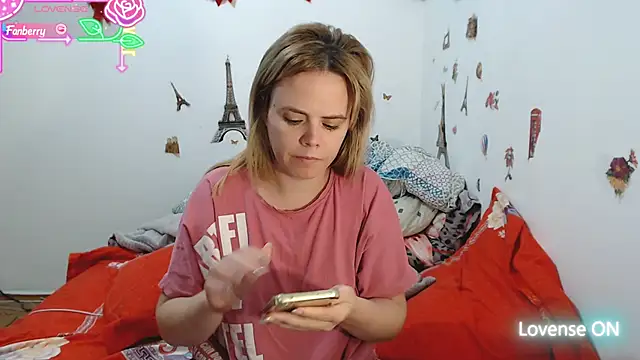 Snapshot of hotmilf4uxxx chatting on December 4, 2025, 11:31 am hotmilf4uxxx online show from December 4, 2025, 11:31 am