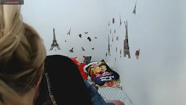 Snapshot of hotmilf4uxxx chatting on October 17, 2025, 10:07 am hotmilf4uxxx online show from October 17, 2025, 10:07 am