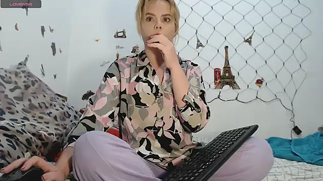 Snapshot of hotmilf4uxxx chatting on October 2, 2025, 9:45 am hotmilf4uxxx online show from October 2, 2025, 9:45 am