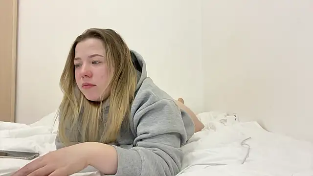 Snapshot of Embersweetbunny chatting on March 10, 2025, 3:52 pm Embersweetbunny online show from March 10, 2025, 3:52 pm