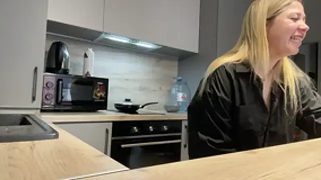 Embersweetbunny online show from November 16, 2025, 11:04 am