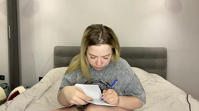 Embersweetbunny online show from January 11, 2026, 6:31 am