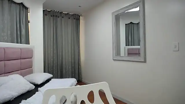 Snapshot of IssadoraJames chatting on December 17, 2024, 6:53 pm IssadoraJames online show from December 17, 2024, 6:53 pm