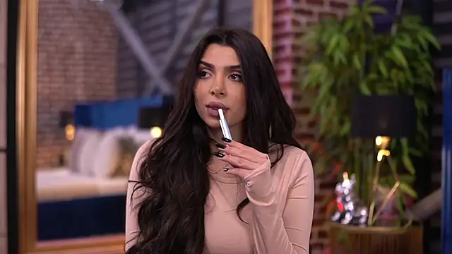 NicoleCellini online show from November 5, 2025, 6:33 pm