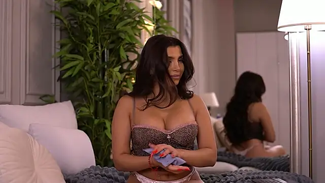 Snapshot of NicoleCellini chatting on March 4, 2026, 7:32 pm NicoleCellini online show from March 4, 2026, 7:32 pm