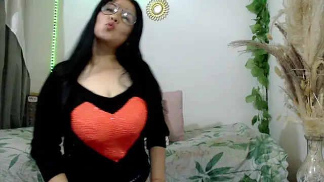 Snapshot of Donniia chatting on June 12, 2026, 10:18 pm Donniia online show from June 12, 2026, 10:18 pm