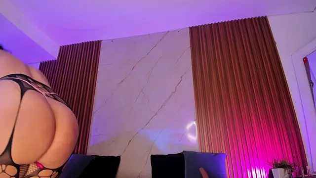 Snapshot of Emiilycollins chatting on February 17, 2025, 9:54 pm Emiilycollins online show from February 17, 2025, 9:54 pm