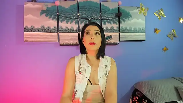 Snapshot of AdelleLennox_cg chatting on February 5, 2025, 11:23 am AdelleLennox cg online show from February 5, 2025, 11:23 am