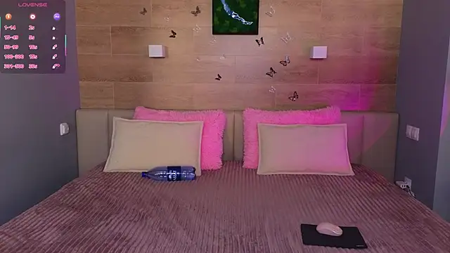 Snapshot of SaraCros chatting on October 18, 2025, 5:31 am SaraCros online show from October 18, 2025, 5:31 am