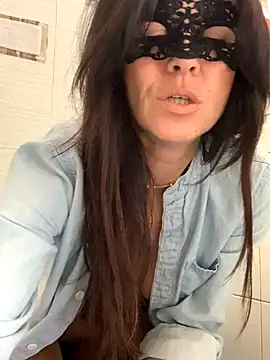 Snapshot of EmySkinny85 chatting on December 17, 2025, 9:14 am EmySkinny85 online show from December 17, 2025, 9:14 am