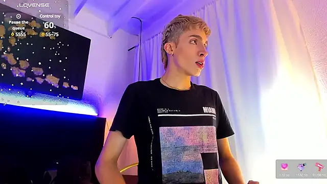 Snapshot of Angel_Snowhotxxx chatting on February 26, 2025, 3:46 am Angel Snowhotxxx online show from February 26, 2025, 3:46 am