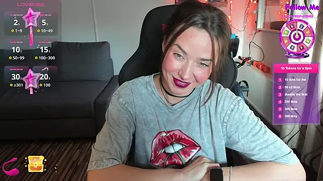 Snapshot of PlayfulGoddess chatting on November 25, 2025, 1:11 pm PlayfulGoddess online show from November 25, 2025, 1:11 pm