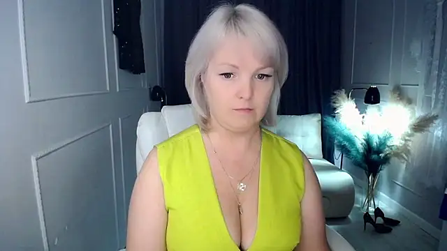 Snapshot of Juarnea chatting on November 10, 2025, 9:36 am Juarnea online show from November 10, 2025, 9:36 am