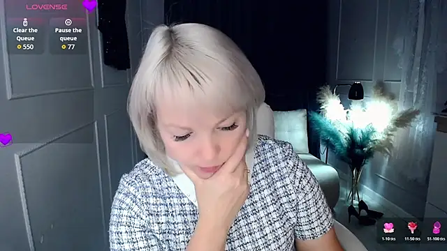 Snapshot of Juarnea chatting on November 6, 2025, 10:30 am Juarnea online show from November 6, 2025, 10:30 am