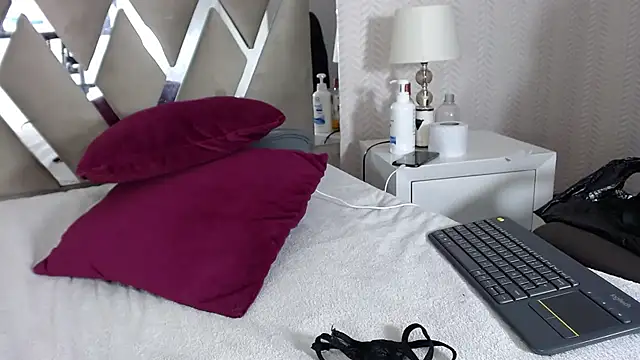 Snapshot of KasandraPhillips chatting on March 4, 2025, 7:32 pm KasandraPhillips online show from March 4, 2025, 7:32 pm