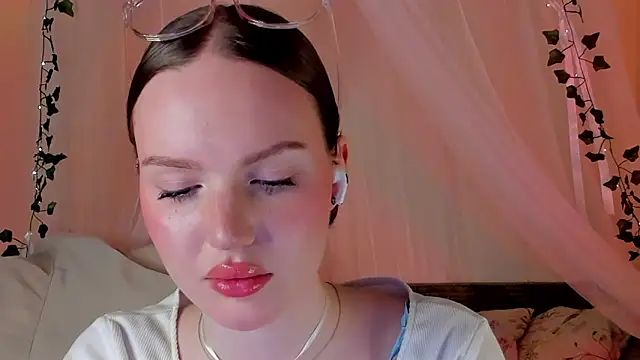 Snapshot of MishkaMe chatting on February 8, 2025, 6:44 pm MishkaMe online show from February 8, 2025, 6:44 pm