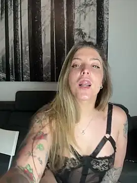 LiliMorganxxx online show from April 23, 2026, 10:44 pm