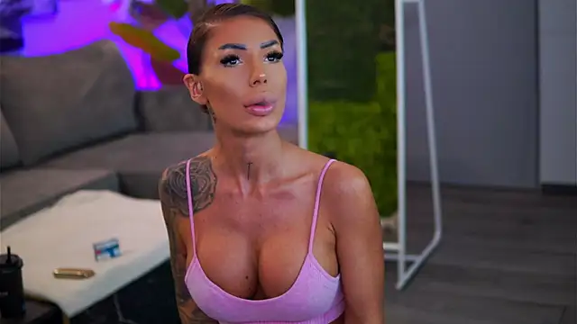 Snapshot of RaquelleVon chatting on February 14, 2026, 10:04 am RaquelleVon online show from February 14, 2026, 10:04 am