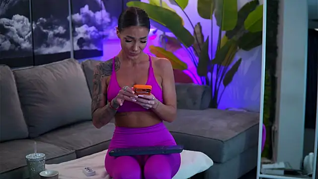 Snapshot of RaquelleVon chatting on February 16, 2026, 10:25 am RaquelleVon online show from February 16, 2026, 10:25 am