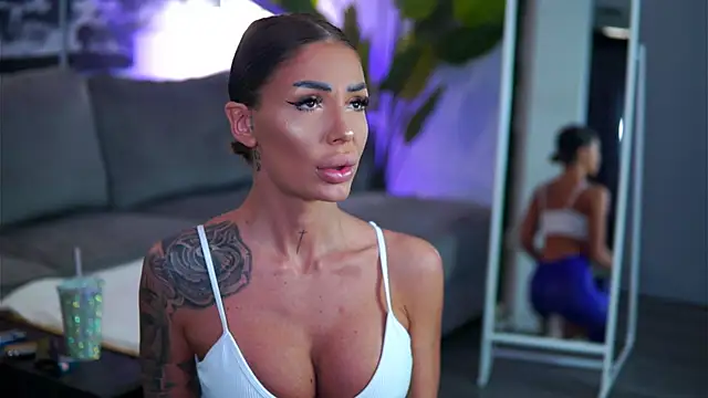 Snapshot of RaquelleVon chatting on February 10, 2026, 10:14 am RaquelleVon online show from February 10, 2026, 10:14 am