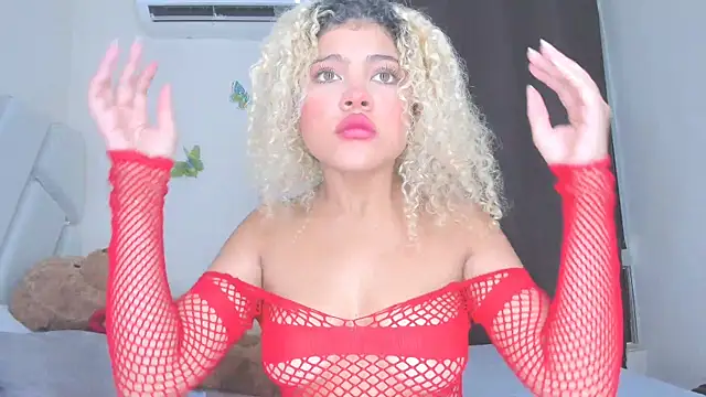 sofiacastillo01 online show from April 12, 2026, 7:17 pm