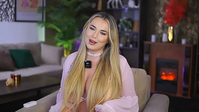 Snapshot of EvaSunderland chatting on December 18, 2025, 12:53 pm EvaSunderland online show from December 18, 2025, 12:53 pm