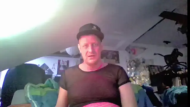 Snapshot of Bigthroaterboy chatting on June 1, 2026, 6:40 pm Bigthroaterboy online show from June 1, 2026, 6:40 pm